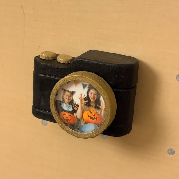 ハロウィン限定｜黒×ゴールドのカメラ型マグネットフォトフレーム｜冷蔵庫に貼れる小さな写真立て・ギフトに 1枚目の画像