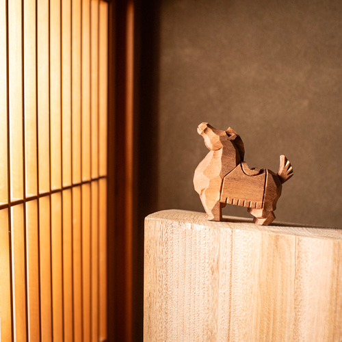 木製人物彫刻 伝統的なデザイン 一刀彫 セキレイ ・ 最近お問い合わせが多くなりました。 子孫繁栄の鳥