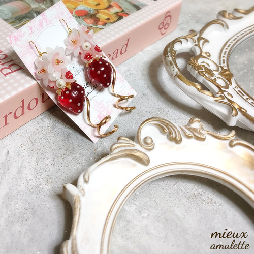 イチゴ いちご 苺 花 フラワー 揺れる ピアス イヤリング 1点物