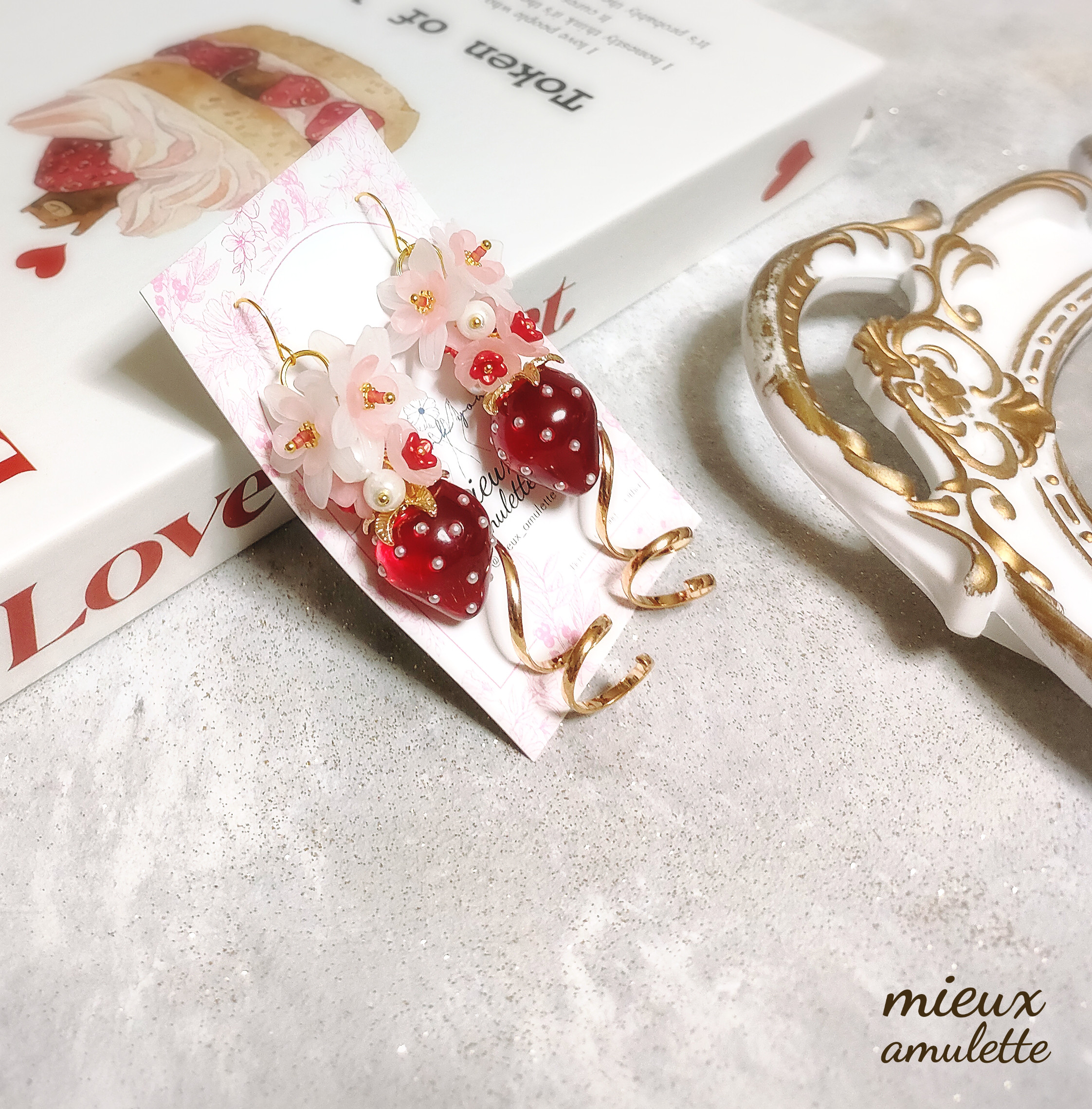 イチゴ いちご 苺 花 フラワー 揺れる ピアス イヤリング 1点物アクセサリー ハンドメイドアクセサリー 推し活