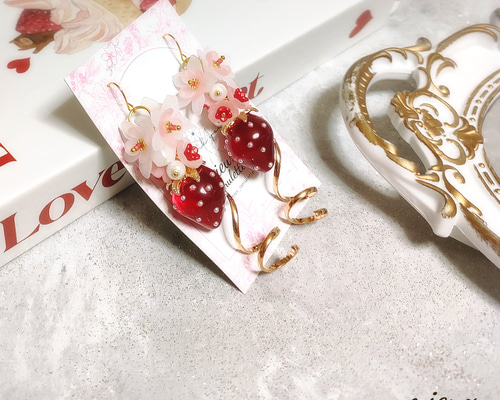 イチゴ いちご 苺 花 フラワー 揺れる ピアス イヤリング 1点物