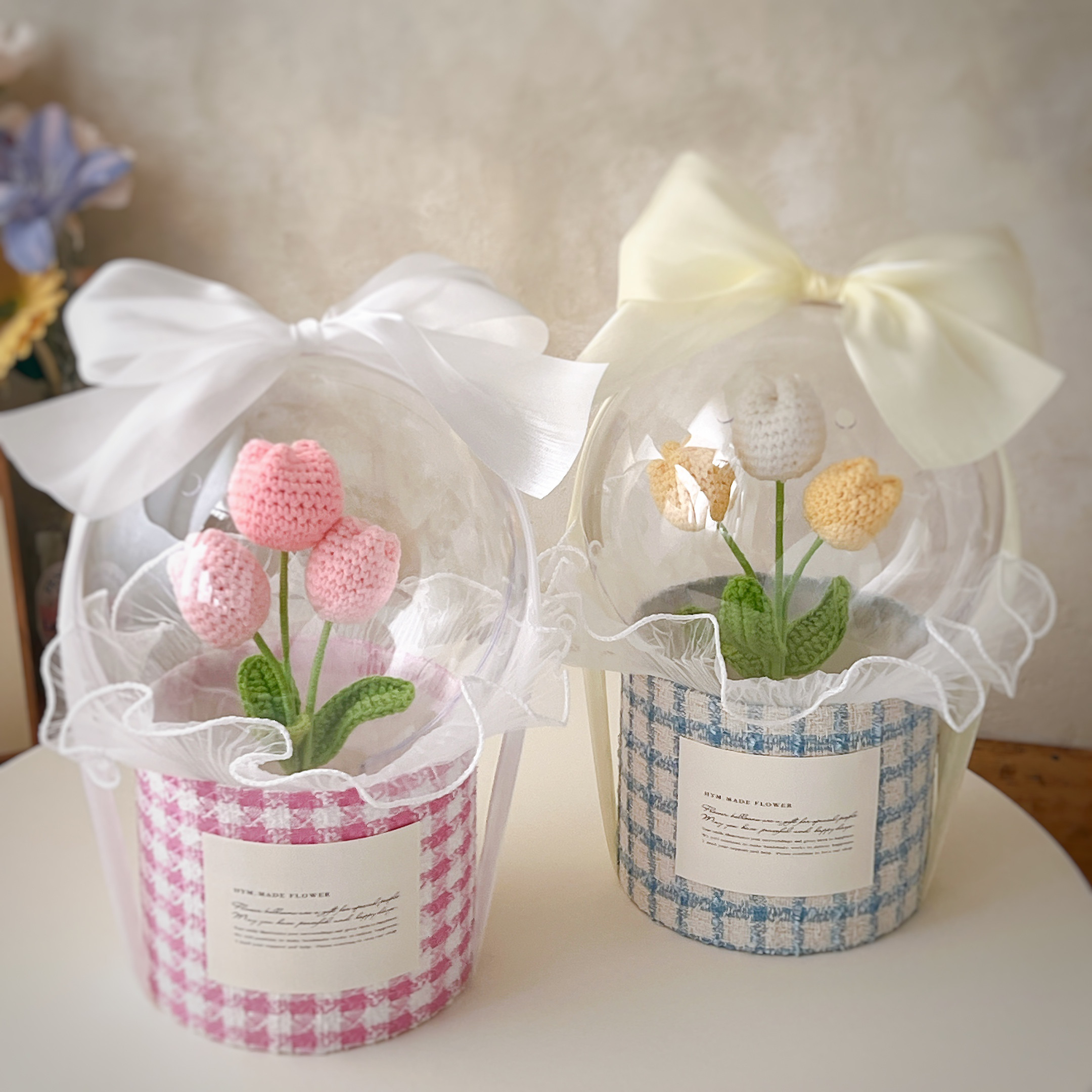 卒業と入学の門出を祝う 文字を添えられる 毛糸チューリップとアクリルバルーンのフラワーオブジェ