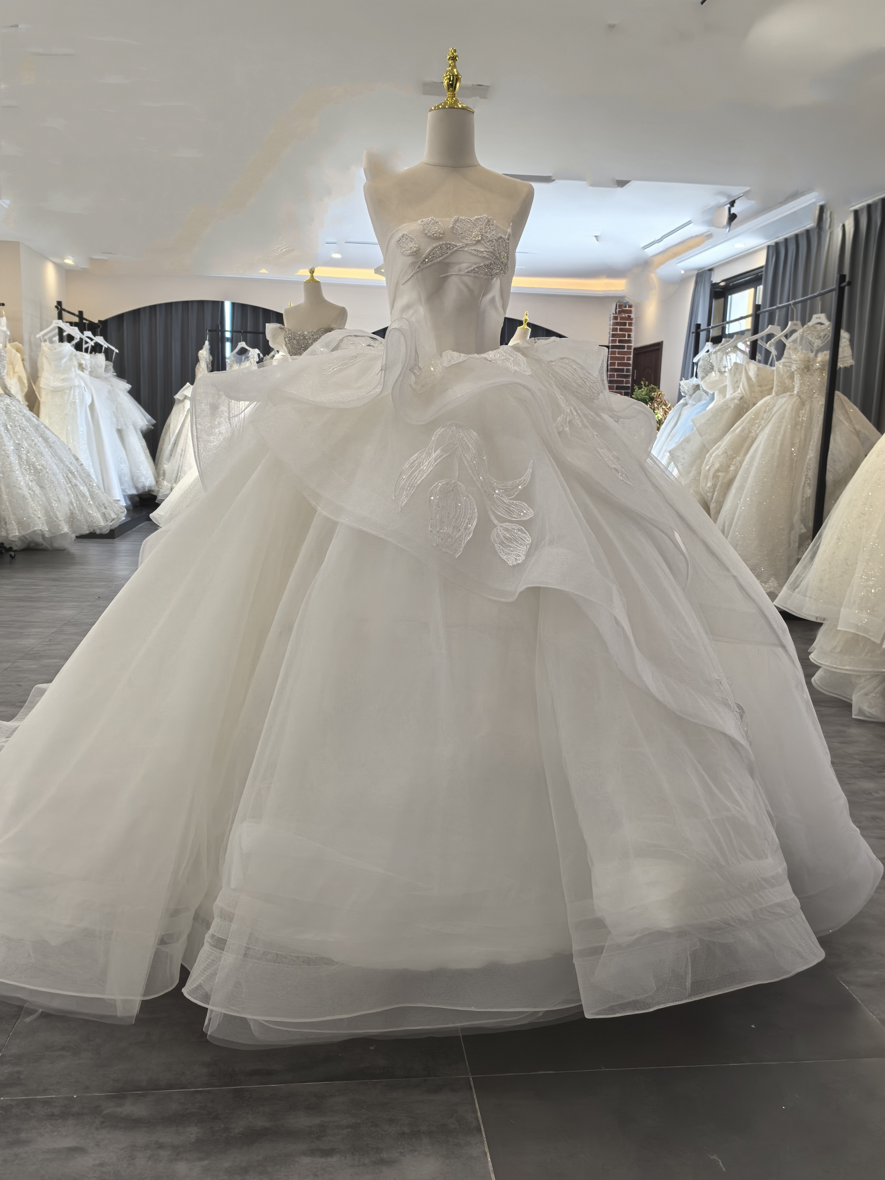 クラシッ パール ウエディングドレス ボリュームスカート  フリル  豪華なトレイン プリンセスドレス 結婚式 挙式k3