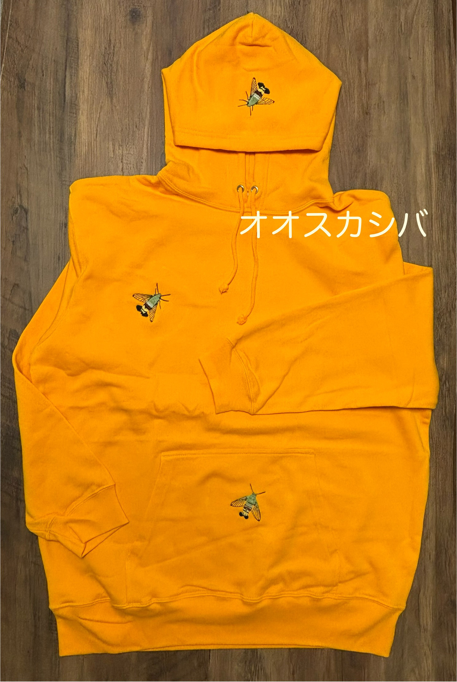 昆虫刺しゅう（オオスカシバ）プルオーバーパーカー
