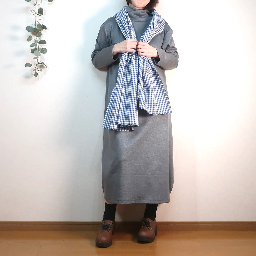 防寒 シワにならない 伸縮性 体型カバー ニットのスタンドカラーワンピース（コットン他／２色）