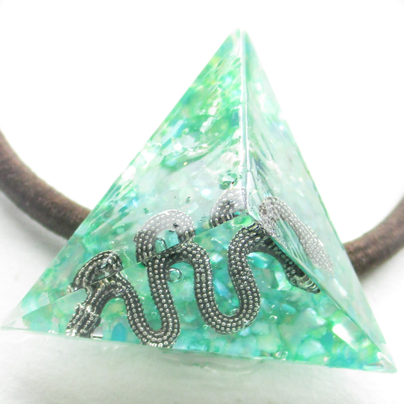 巳年の彼は、とってもクォーツで天真爛漫だけれど、そこが魅力的です♪(ぼぼ屋のヘアゴム)SH244 3枚目の画像