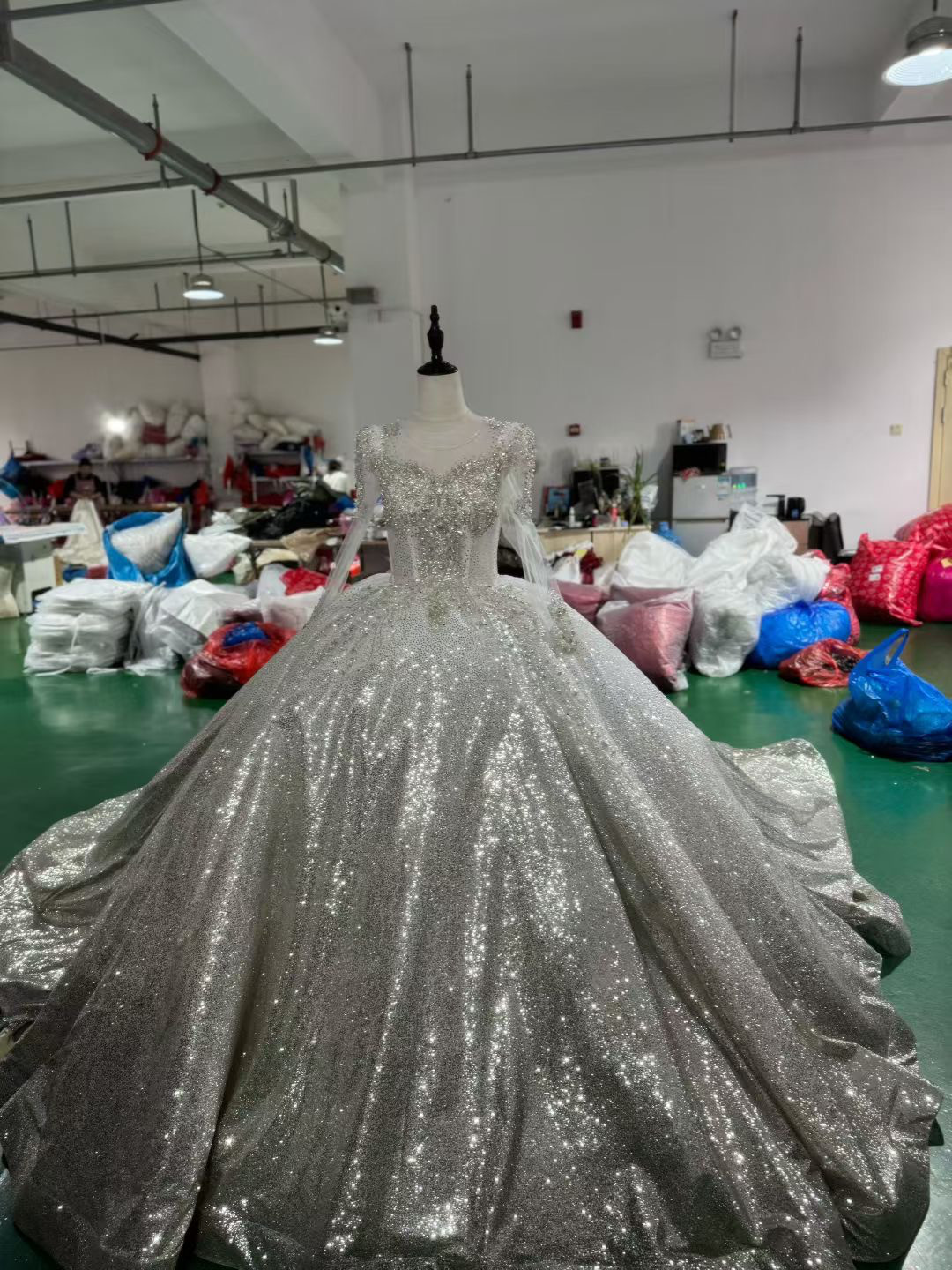 大人気上昇中　目立つおしゃれなウェディングドレススクエアネック　シースルー長袖　ロングトレーン　サイズオーダー可能大人気