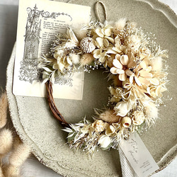 アイボリー系&ほんのりブルーのドライフラワーの三日月リース 花雑貨