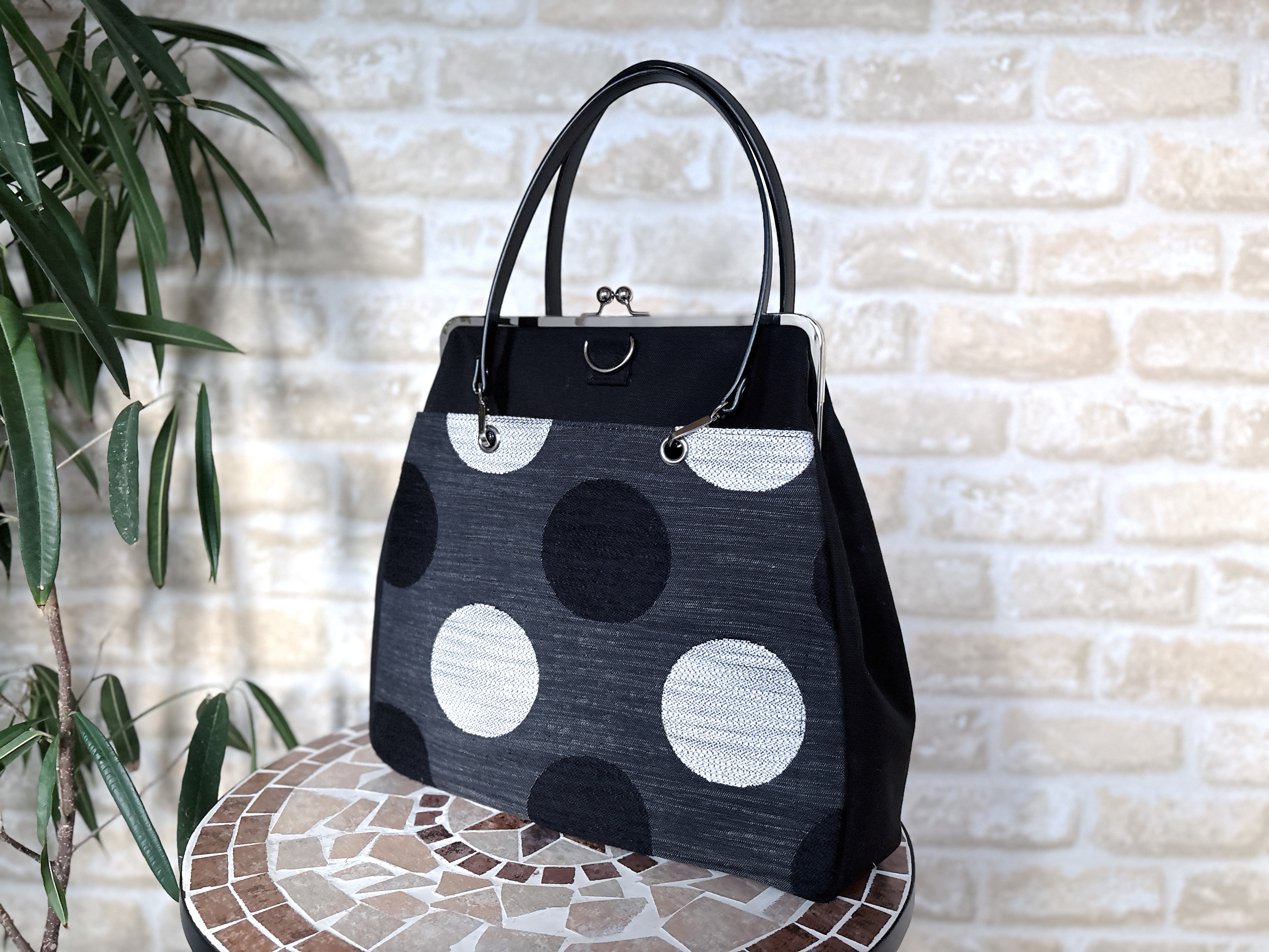 新作｜大人モダンな水玉デザイン 3wayがま口バッグ＊A4対応＊ブラック｜トート・リュック・ショルダーバッグ