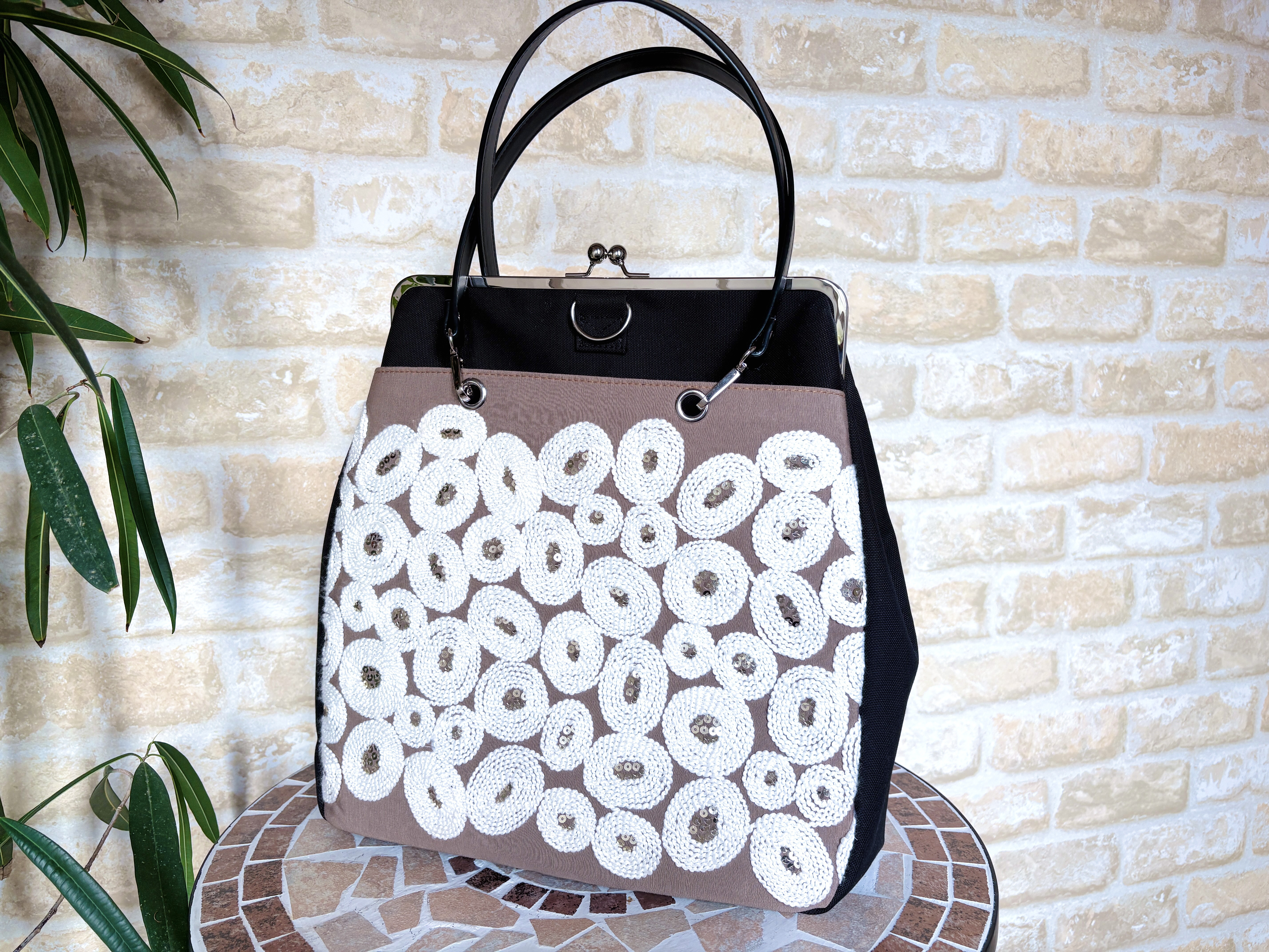 新作｜白い花模様とブラウンの大人ナチュラル3wayがま口バッグ＊A4対応＊ブラック｜トート・リュック・ショルダーバッグ