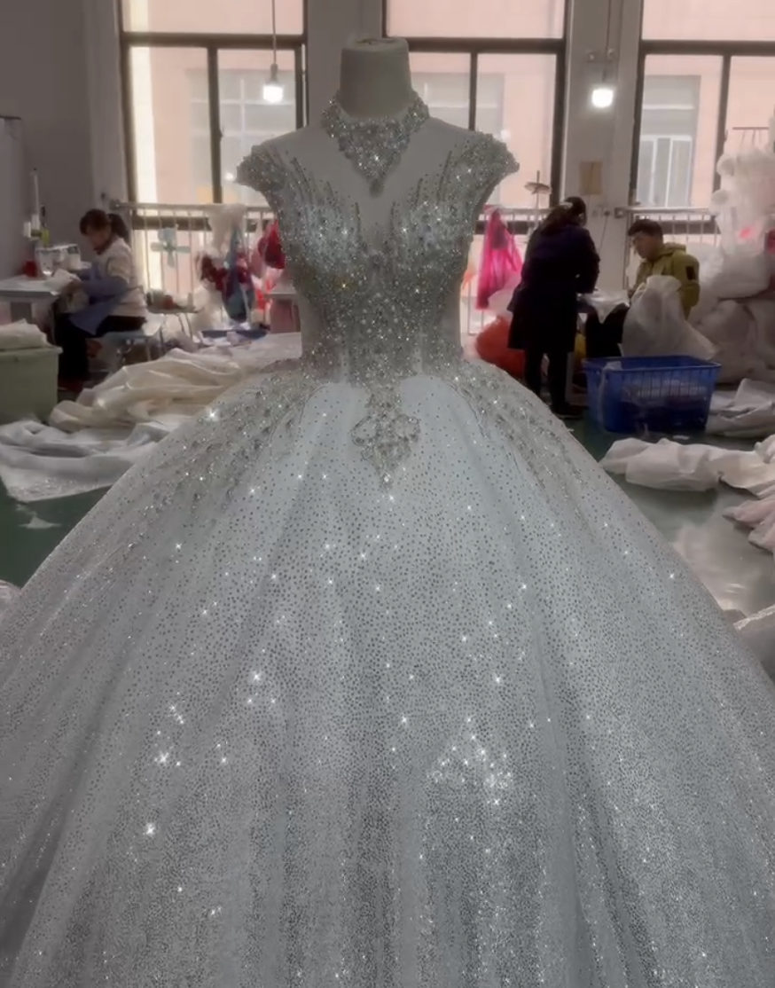 大人気上昇中フレンチスリーブ　グラデーション　シルバー　ラメ入り袖無し　イリュージョンネック　ロングトレーン結婚式前撮り