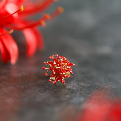 彼岸花（曼珠沙華）のピンブローチ｜秋の赤い花アクセサリー