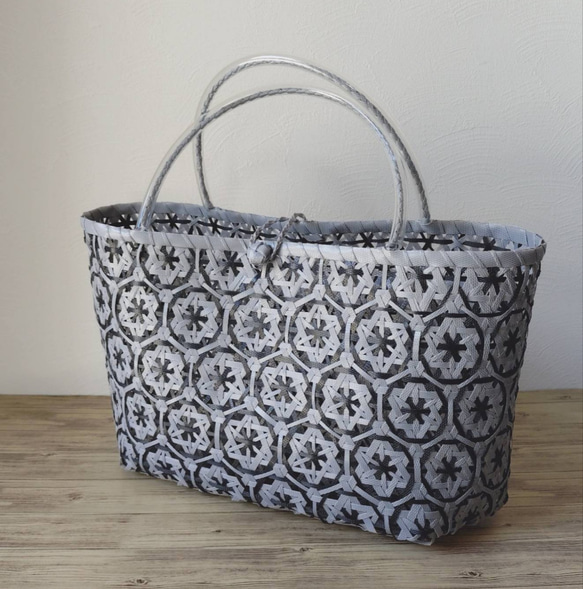 PPバンド かごバッグ 花まる編み グレー×黒 プラカゴ 花柄 六つ目華