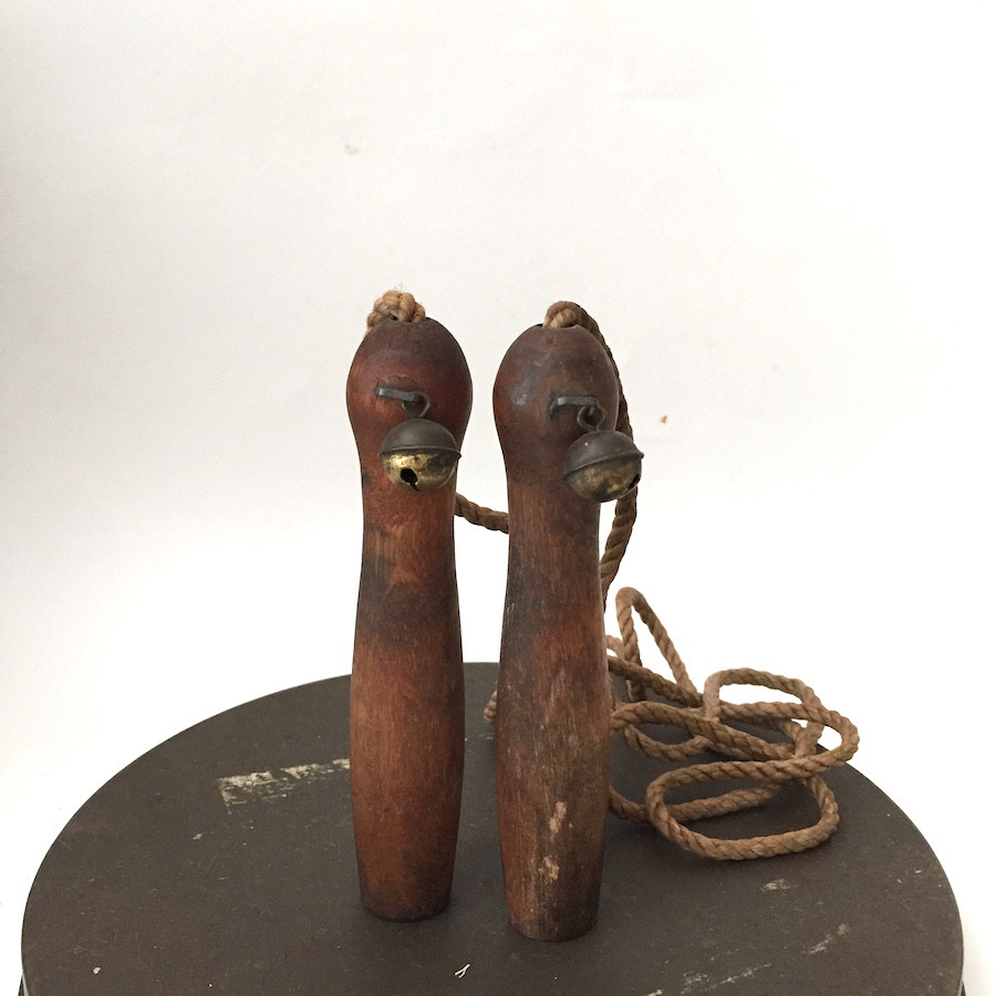 アンティークロープ縄跳び　 古いひも　スキップロープ　ディスプレイ　インダストリアル