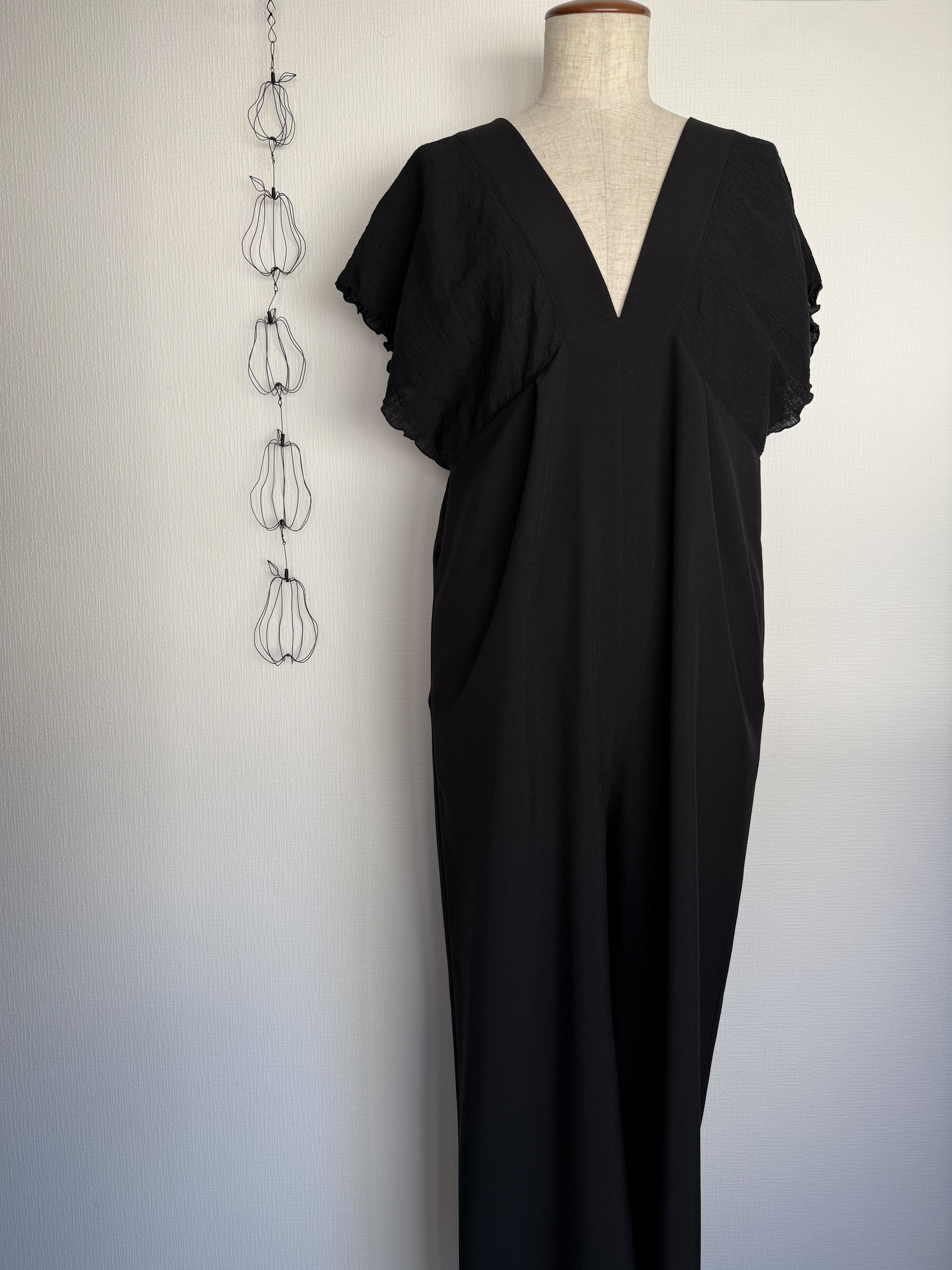 Vネックサロペット　オールインワン　ジャンプスーツ　秋服　シワになりにくい　キレイめスタイル 7,920円