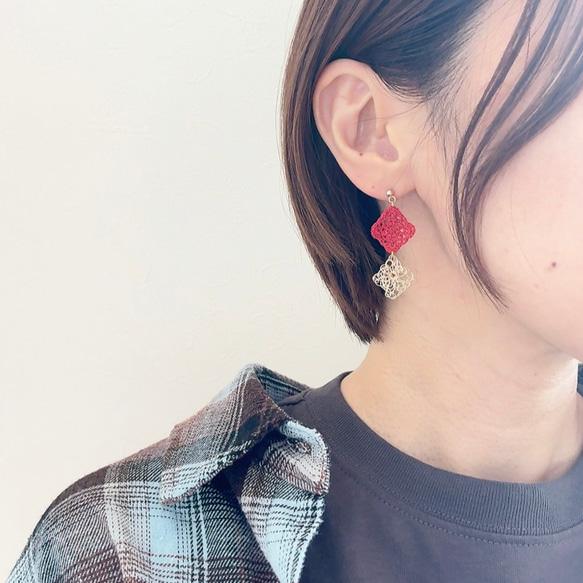 大人の赤が映えるツインスクエアピアス/スカーレット×シャンパンゴールド/軽やかなかぎ編みモチーフ 1枚目の画像