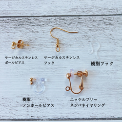 大人の赤が映えるツインスクエアピアス/スカーレット×シャンパンゴールド/軽やかなかぎ編みモチーフ 3枚目の画像