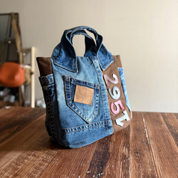 デニムと革のバケツ型トートバッグ：デニムリメイク×本革持ち手