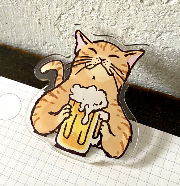 アクリルでかクリップ　茶トラ猫がビールで乾杯 1枚目の画像