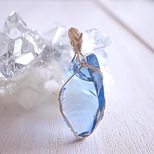 アンダラクリスタル エレスチャルサファイア ペンダントトップ 14kgf