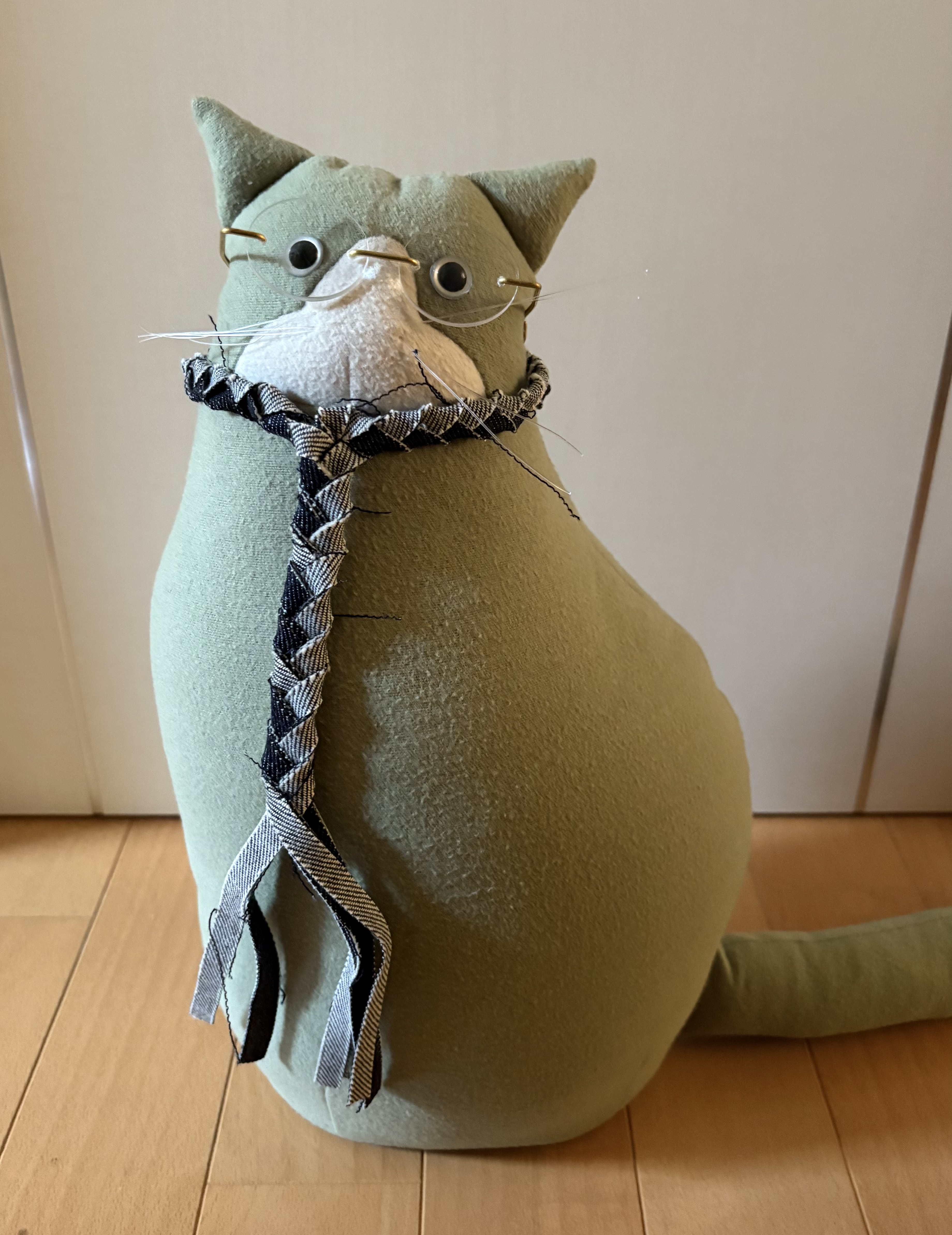 めがねをかけたねこ（ピスタチオはちわれ）