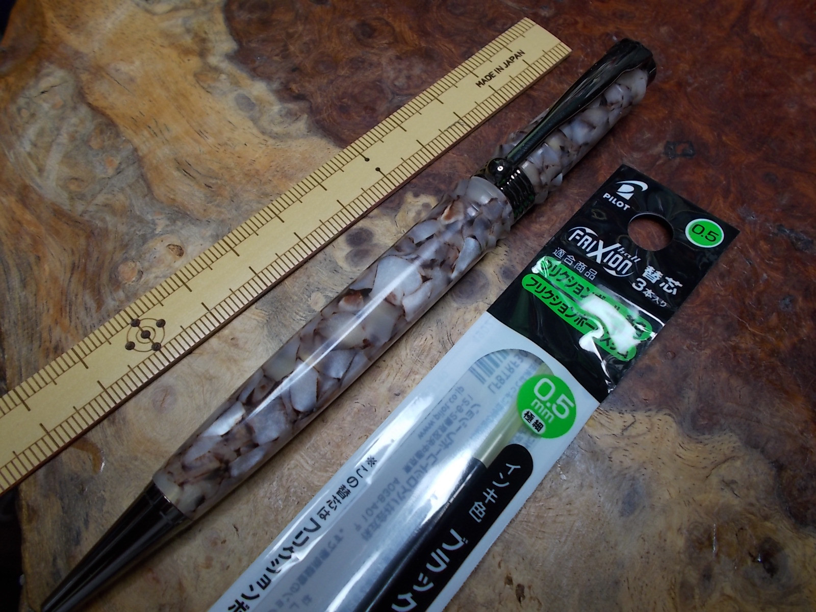 コーヒー色なクラッシュアクリルのフリクションスリムボールペン(ジェットストリームやクロス軸も対応可)  手作り一品物！