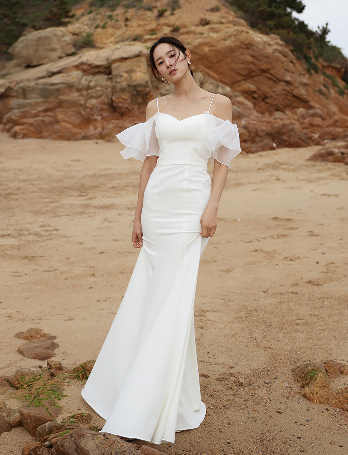 白 フリル サテン ウェディングドレス ホワイト シンプル ノースリーブ 上品 韓国風 花嫁 前撮り 披露宴 AK092