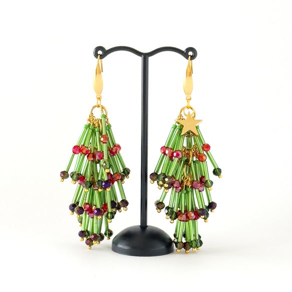 クリスマスパーティーの主役に！竹ビーズのクリスマスツリーピアス