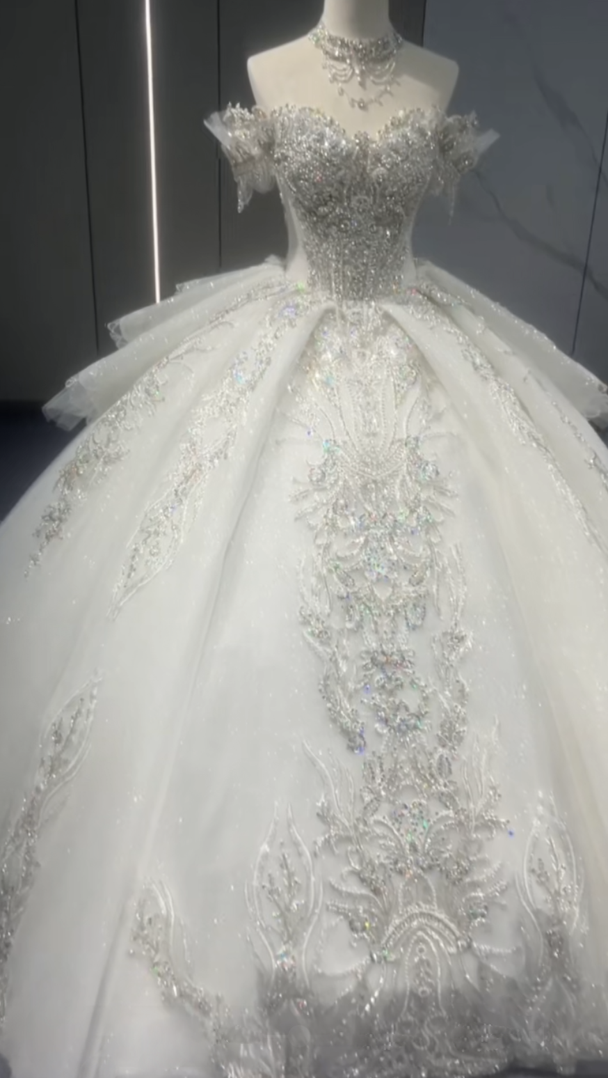 激売れ人気商品　フランス刺繍　オフホワイト白　２の腕を隠せる　2026夏婚　ブライダル　オフショルダー　ロングトレーン