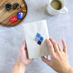 文庫本サイズ　手編みモチーフがポイント✦モロッカンモチーフのブックカバー 3枚目の画像