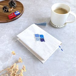 文庫本サイズ　手編みモチーフがポイント✦モロッカンモチーフのブックカバー 1枚目の画像