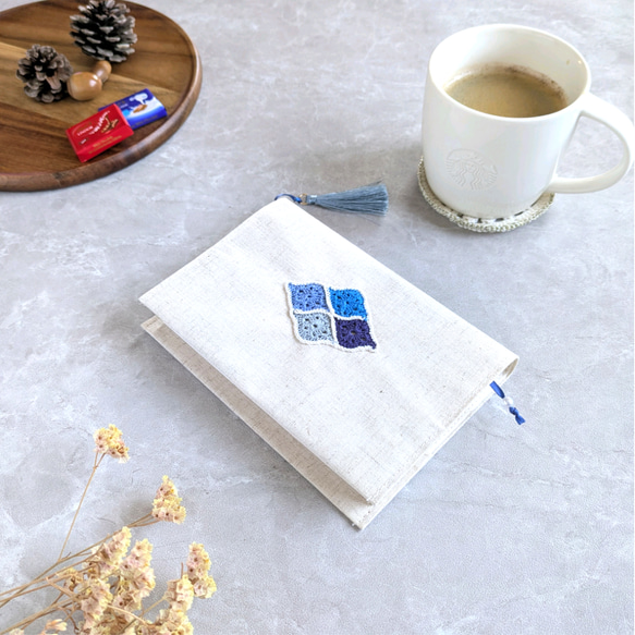 文庫本サイズ　手編みモチーフがポイント✦モロッカンモチーフのブックカバー 1枚目の画像