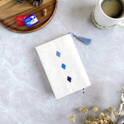 ✦小さなしあわせ✦ちょこっと手編みモチーフ×リネンのブックカバー　文庫本サイズ  no.2 4枚目の画像