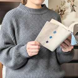 ✦小さなしあわせ✦ちょこっと手編みモチーフ×リネンのブックカバー　文庫本サイズ  no.2 2枚目の画像