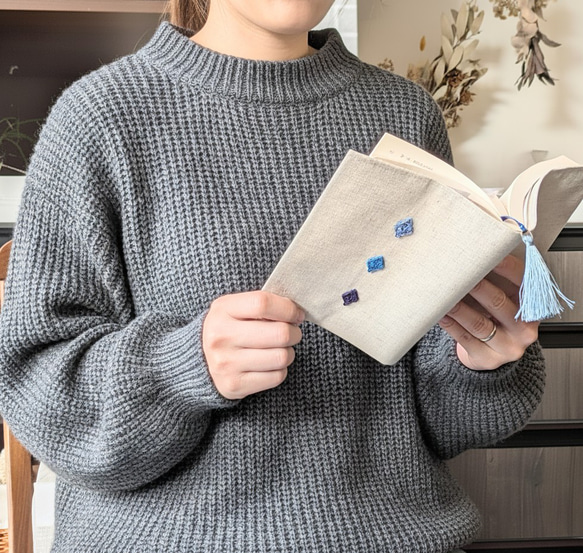 ✦小さなしあわせ✦ちょこっと手編みモチーフ×リネンのブックカバー　文庫本サイズ  no.2 2枚目の画像