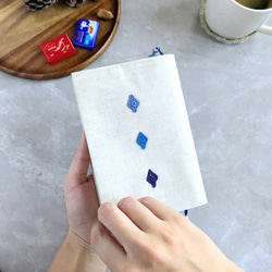 ✦小さなしあわせ✦ちょこっと手編みモチーフ×リネンのブックカバー　文庫本サイズ  no.2 3枚目の画像