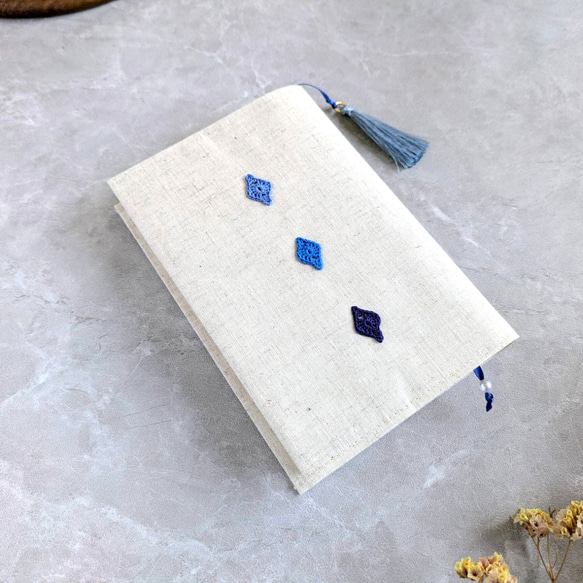 ✦小さなしあわせ✦ちょこっと手編みモチーフ×リネンのブックカバー　文庫本サイズ  no.2 5枚目の画像
