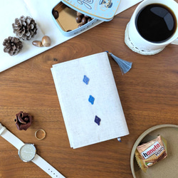 ✦小さなしあわせ✦ちょこっと手編みモチーフ×リネンのブックカバー　文庫本サイズ  no.2 1枚目の画像