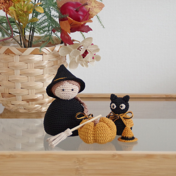 【yuj - süß line】魔女と黒猫とかぼちゃのあみぐるみ　ハロウィン　インテリア　季節の飾り物 1枚目の画像