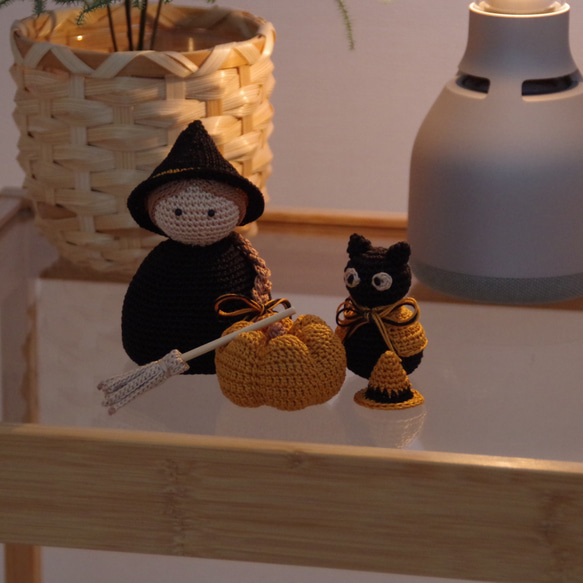 【yuj - süß line】魔女と黒猫とかぼちゃのあみぐるみ　ハロウィン　インテリア　季節の飾り物 2枚目の画像