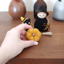 【yuj - süß line】魔女と黒猫とかぼちゃのあみぐるみ　ハロウィン　インテリア　季節の飾り物 17枚目の画像