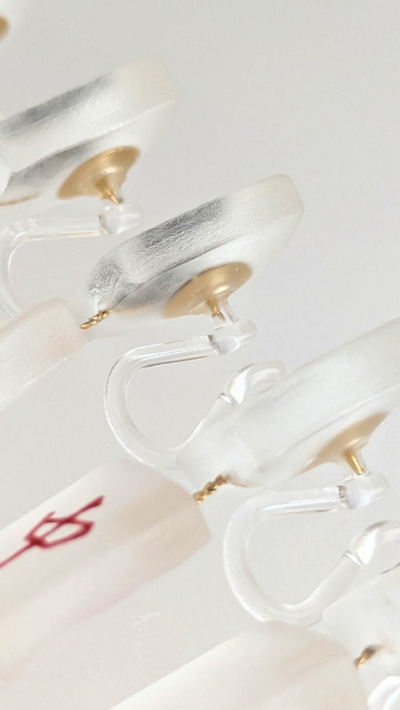 【ギフトにも✨】ミニ麻雀牌のイヤリング／ピアス (透明すりガラス風) 6枚目の画像