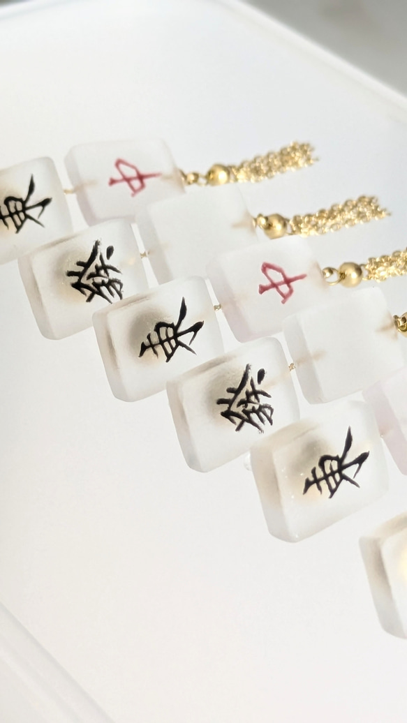 【ギフトにも✨】ミニ麻雀牌のイヤリング／ピアス (透明すりガラス風) 5枚目の画像