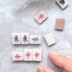 【ギフトにも✨】ミニ麻雀牌のイヤリング／ピアス (透明すりガラス風) 8枚目の画像