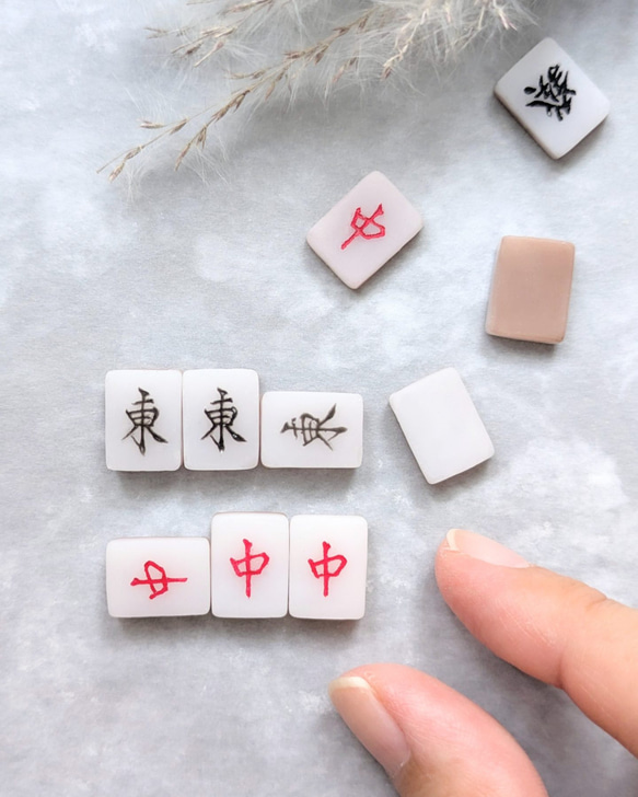 【ギフトにも✨】ミニ麻雀牌のイヤリング／ピアス (透明すりガラス風) 8枚目の画像