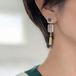 【ギフトにも✨】ミニ麻雀牌のイヤリング／ピアス (透明すりガラス風) 1枚目の画像