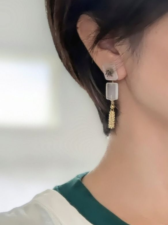 【ギフトにも✨】ミニ麻雀牌のイヤリング／ピアス (透明すりガラス風) 1枚目の画像