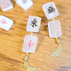 【ギフトにも✨】ミニ麻雀牌のイヤリング／ピアス (透明すりガラス風) 3枚目の画像