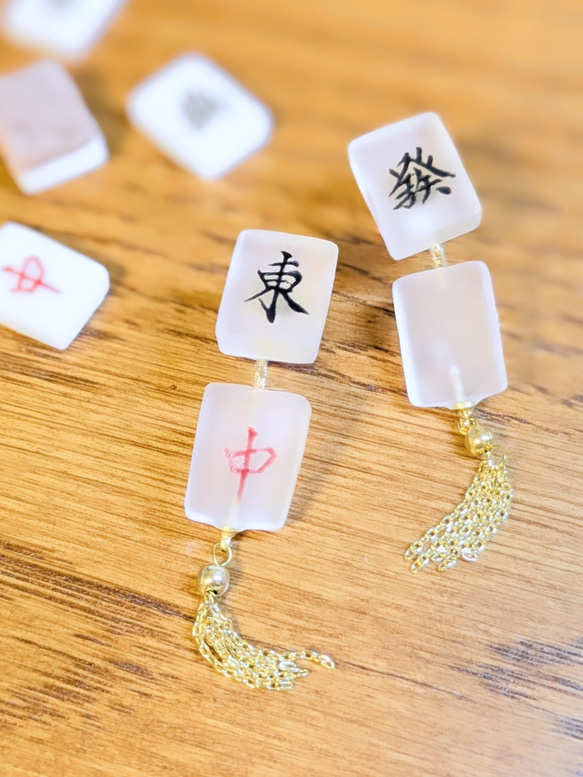 【ギフトにも✨】ミニ麻雀牌のイヤリング／ピアス (透明すりガラス風) 3枚目の画像