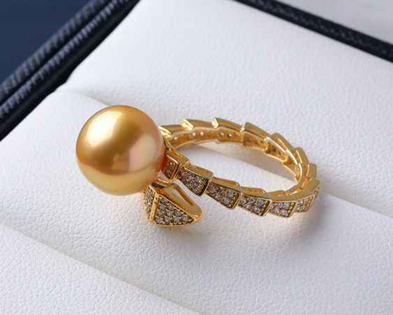 ルミナ10～11mm天然南洋ゴールドパールリング（925シルバー製）。首元が開いたスネークモチーフ。スタイリッシュでエレガントな